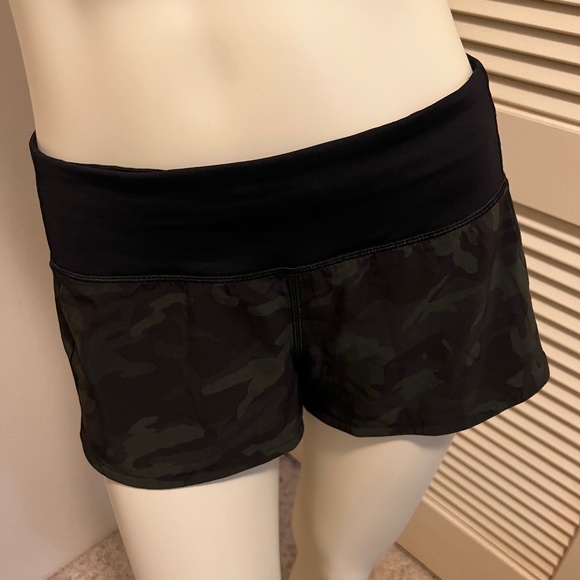 Lululemon— Speed Up MId Rise Lined short 2.5 inches - Picture 2 of 5